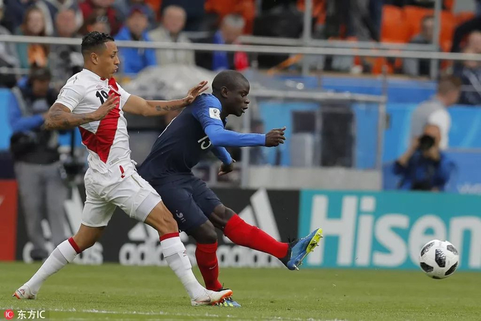  ▲小组赛C组，法国VS秘鲁。坎特（右）在比赛中拼抢。