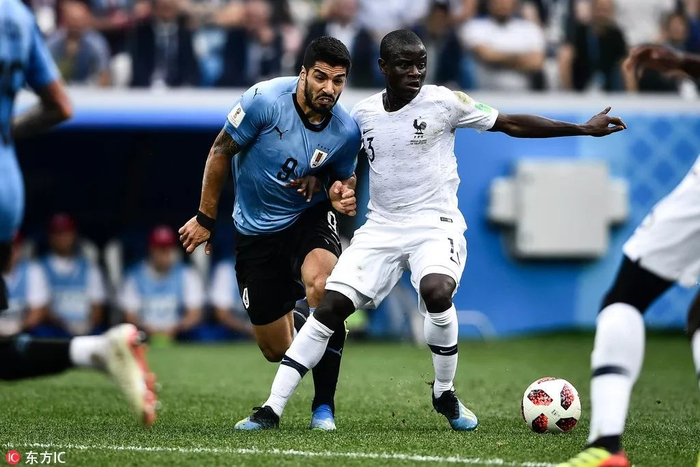  ▲1/4决赛，乌拉圭VS法国。苏亚雷斯和坎特在比赛中拼抢。&nbsp;