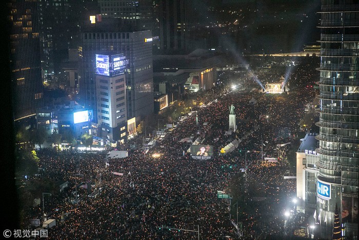  2016年11月光化门第三次集会时，即便是警方统计的人数也达22万人，是自2000年来最多的一次（视觉中国 图）
