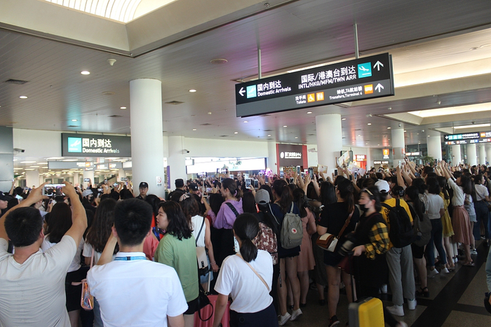 机场追星轰动场面。图片来源/视觉中国