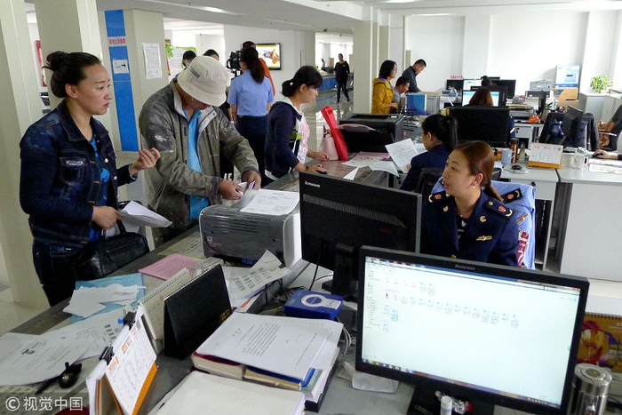 　▲资料图，图为市场监督管理局企业登记注册窗口工作人员为企业办理简易注销登记手续。图/视觉中国&nbsp; &nbsp;&nbsp;