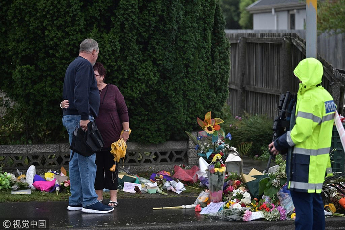 　　当地时间3月17日，市民前往清真寺附近献花哀悼死难者（图源：视觉中国）