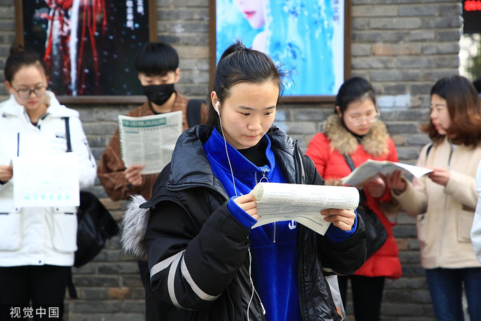 　　2019年3月9日，湖北襄阳，参加2019上半年中小学教师资格证考试的考生在做考前复习。