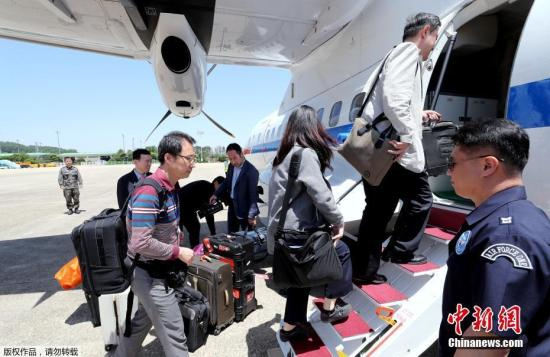 　　韩国统一部消息称，韩国记者团于北京时间23日11点半从首尔城南机场乘坐政府专机出发，奔赴朝鲜元山。