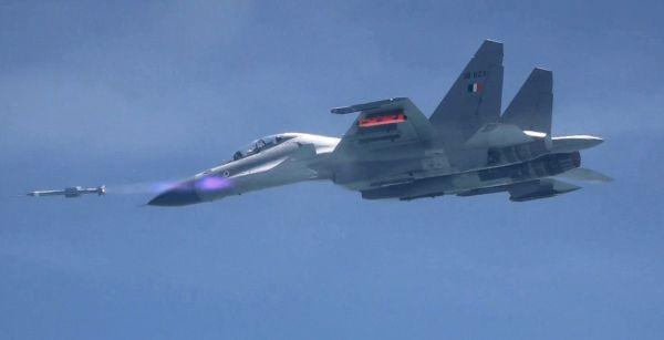 印度空军苏-30MKI战斗机试射“阿斯特拉”空空导弹。(印度国防部网站)