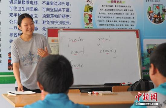 资料图：孩子们在学习英语。杨艳敏 摄