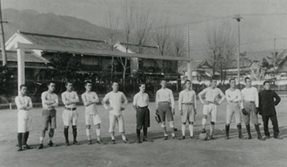 （图为上世纪神户市一中学生足球队合影）