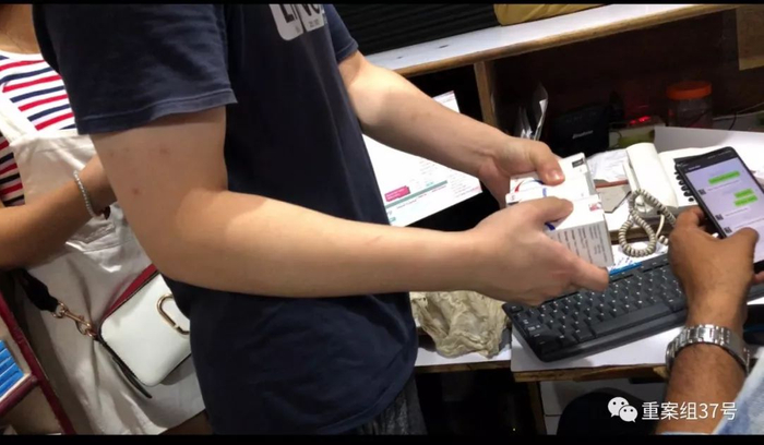 ▲7月16日，李阳拿出三盒仿制药和当地药商议价。整个购药过程，药商没有要求李阳者提供处方。新京报记者 游天燚 摄