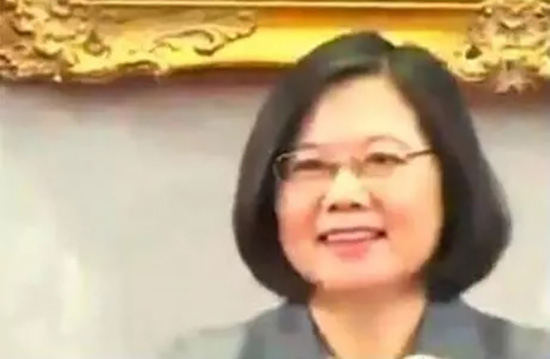 蔡英文“被断交”记者会前笑开怀。