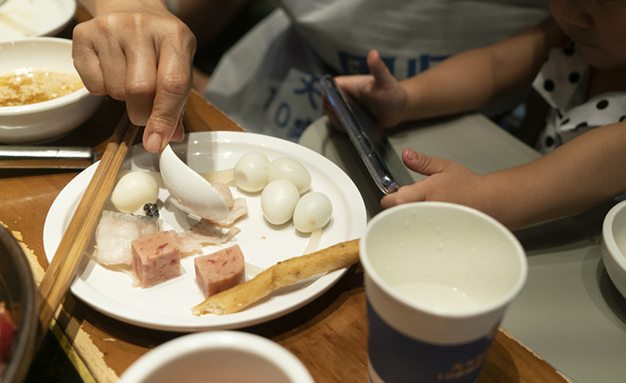 　　一家人去吃火锅，劳拉为真真挑好白汤里的食物，并用勺子切成小块。劳拉自己也不吃辣，但是可以为刘欣家的其他人做麻辣牛肉、辣卤鸡爪等中式菜品。