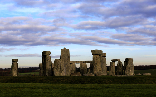 古人可能认为这些青石有治疗疾病的功效，所以建起“巨石阵”作为医疗场所。（新华社）