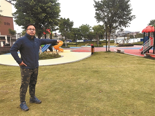 吴先生手指的位置就是当天三名小学生被狗咬伤的地方。南国早报记者 唐晓燕 摄