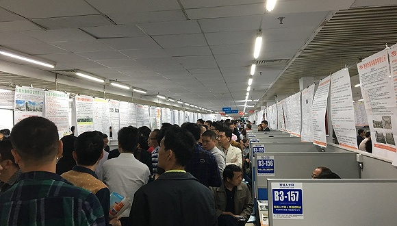 每年二、三月是找工作的高峰期，珠三角各个招聘会都是人头攒动。 摄影：袁浔杰