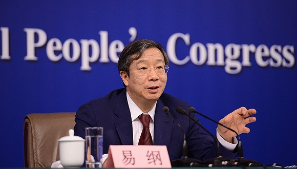 2018年3月9日，易纲出席全国人大记者招待会。图片来源：视觉中国