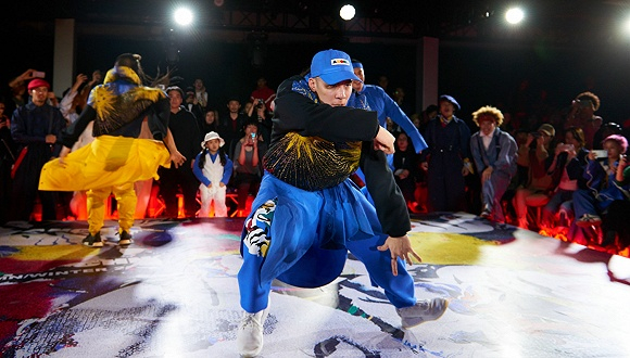 《这！就是街舞》舞者何展成Jawn Ha在Angel Chen秀场表演 图片来源：Angel Chen