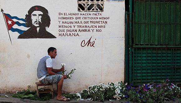 2017年8月2日，古巴哈瓦那，一名花匠正在制作花束。图片来源：视觉中国