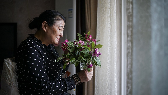 李桂花喜欢在院子里种些花草，“看着这些花盛开总会让人心里开心”。摄影：吕萌
