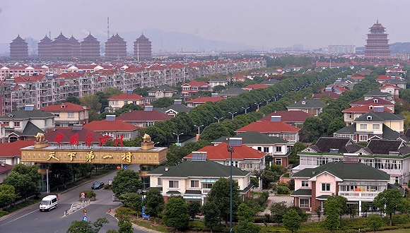 2016年10月18日，江苏省无锡市，从华西村村口对面高楼俯瞰华西村。图片来源：视觉中国