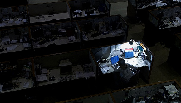 办公室的加班者（图片来源：视觉中国）