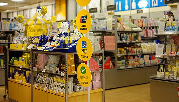 &nbsp;2018年7月14日，日本大阪某商场，几乎每一个专柜前都立有中国移动支付的提示牌。