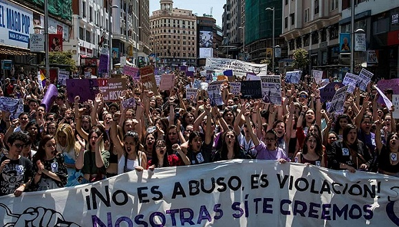 　　西班牙，学生走上街头抗议奔牛节对一位女性的轮奸案初审判决结果，认为法庭对几位男性施暴者判刑过轻 图片来源：Getty Image/Marcos delMazo/LightRocket