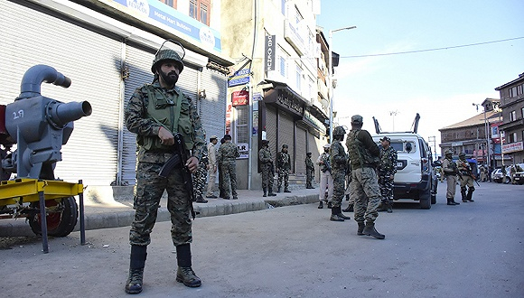  10月12日，克什米尔斯利那加的印度士兵。图片来源：视觉中国