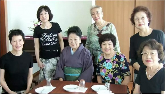 （纪录片中的七位老太太）