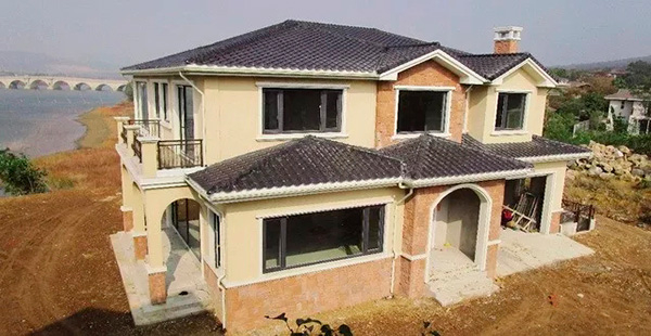 原别墅被业主拆除后建重新起的新房（湖东岸）