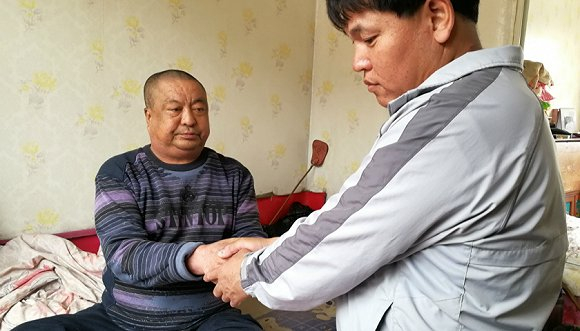 　刘忠林紧紧握着郑殿臣的手。 界面新闻记者 &nbsp; 黄丽君摄