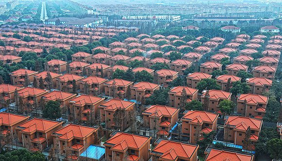 2015年12月19日，华西村内一排排整齐的别墅。（图片来源：视觉中国）