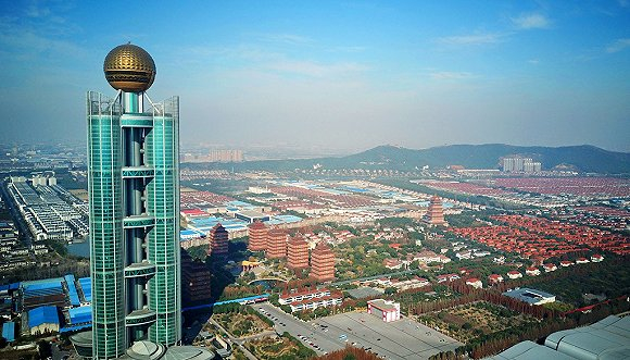 328米高的龙希国际大酒店由华西村村民自己投资建设。图片来源：视觉中国