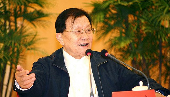 2007年4月24日，吴仁宝在江苏滨海县东罾村介绍建设社会主义新农村经验。图片来源：视觉中国