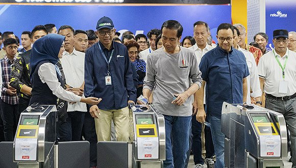 2019年3月24日，印尼总统佐科（中）在雅加达主持地铁通车仪式。图片来源：视觉中国