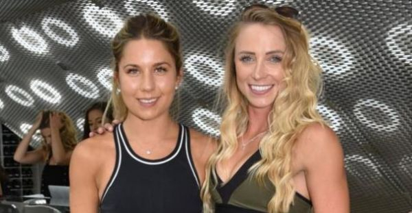 苏菲·霍姆斯（右）代言保健和健身产品。（网络图片）
