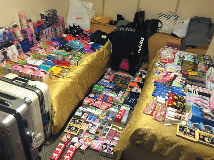 女孩们将采购回来的日本“战利品”摆满酒店房间。
