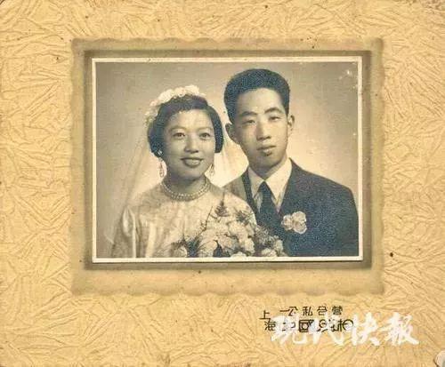 当年的结婚照上也是帅哥美女