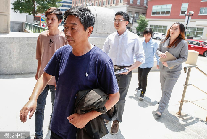　7月8日，章莹颖的家人和律师抵达法庭。图/视觉中国