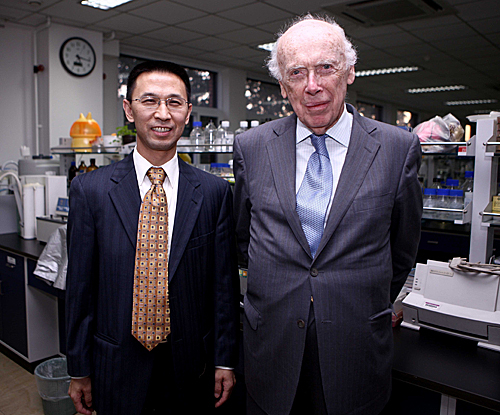 詹姆斯·沃森（右） 新华社记者 陈建力摄