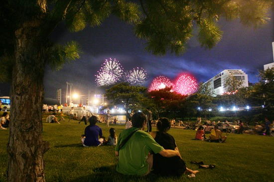2008年8月2日，北京永定门，一对情侣观看北京奥运会开幕式预演的烟花。戴冰/摄