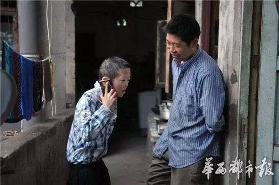 2014年，保鲜膜男孩和爸爸在一起