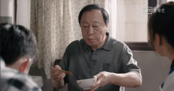 女儿与妻子一吵架,苏大强就躲到一旁看报纸