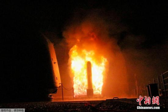 　　当地时间2018年4月14日，美国海军公布美国“蒙特利”号导弹巡洋舰发射“战斧”巡航导弹的画面，对叙利亚数个目标实施打击。