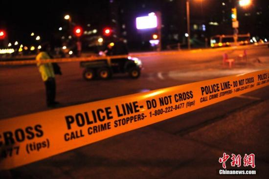 　　加拿大第一大城市多伦多当地时间4月23日午后发生一起汽车冲撞行人案件。图为当晚在事发现场附近，警方在周围多个路口拉起的警戒线仍未撤除。中新社记者 余瑞冬 摄