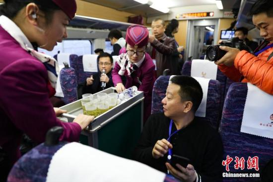 资料图：动姐在动车上服务。中新社记者 贺俊怡 摄