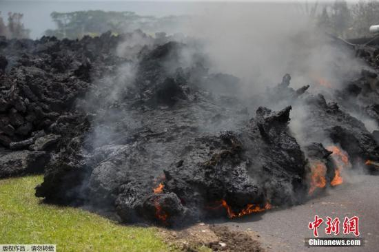 　　基拉韦厄火山再度喷发，大量熔岩流到山下村庄，所经之处起火燃烧、浓烟滚滚，约1万人被强制疏散。