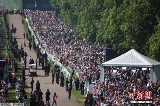 　　当地时间5月19日，英国哈里王子与美国女星梅根·马克尔在英国温莎城堡举办婚礼。全球各地数百万人收看婚礼直播，其中数百人甚至在温莎街头睡了一晚，以确保自己占据最佳观赏位置。