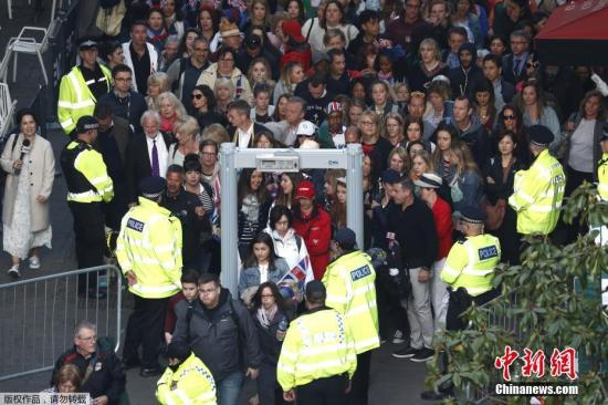 当地时间5月19日，前往观看哈里王子婚礼的民众陆续通过安检门。