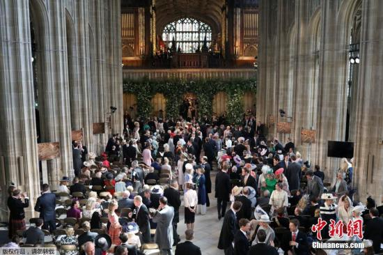 　　当地时间5月19日，英国哈里王子与美国女星梅根·马克尔在英国温莎城堡举办婚礼。图为婚礼开始前的圣乔治教堂。