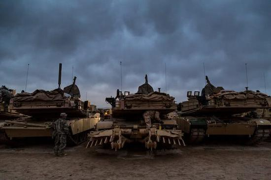 图为美军装甲部队