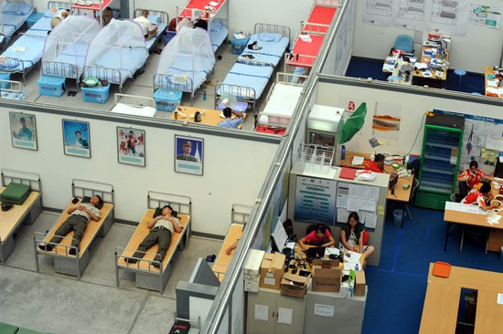 2008年8月17日，北京水立方游泳馆，志愿者餐饮休息区。视觉中国供图